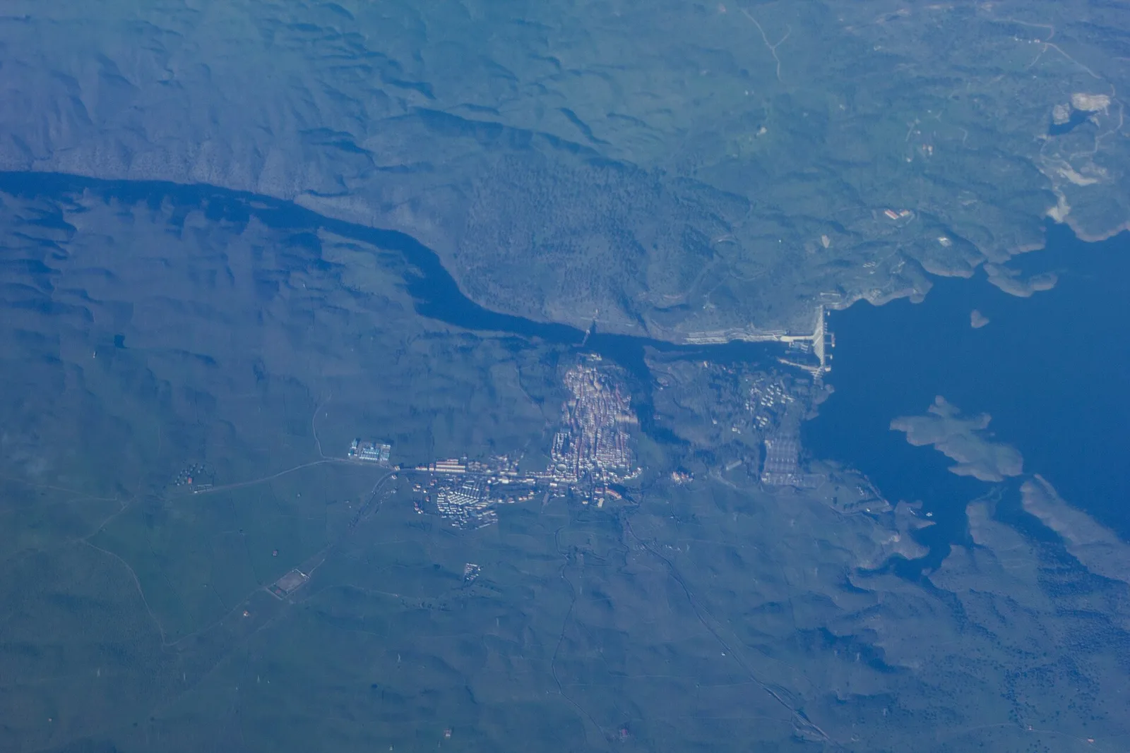 Embalse de Alcántara y orillas rocosas del Tajo