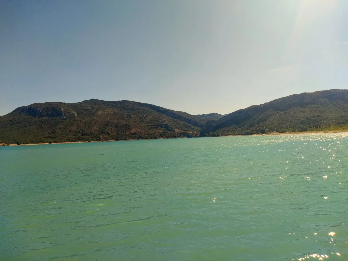 Agua turquesa y montañas alrededor del embalse de Barasona