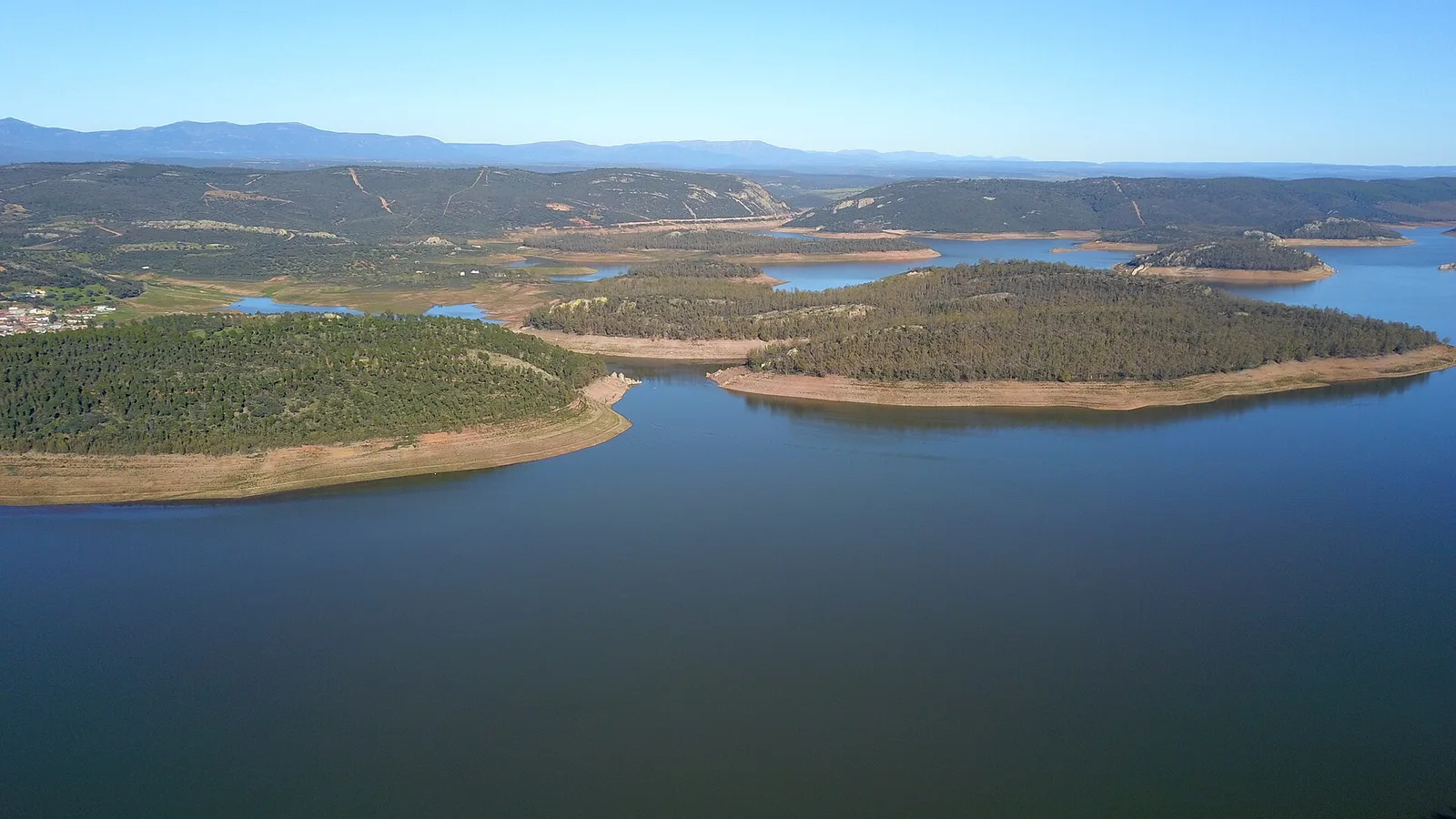 Vista del embalse de Cíjara rodeado de monte