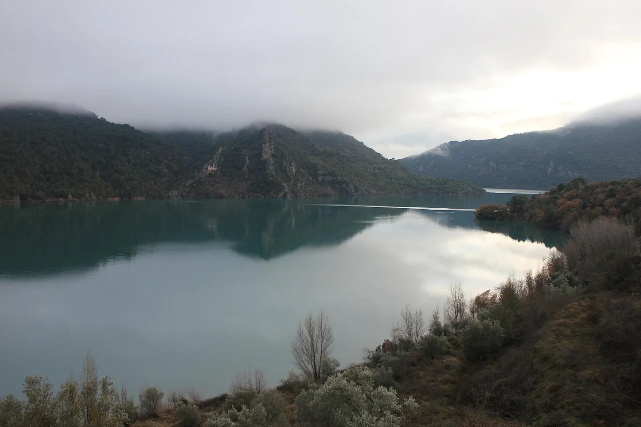 Agua del embalse de El Grado entre montañas oscenses