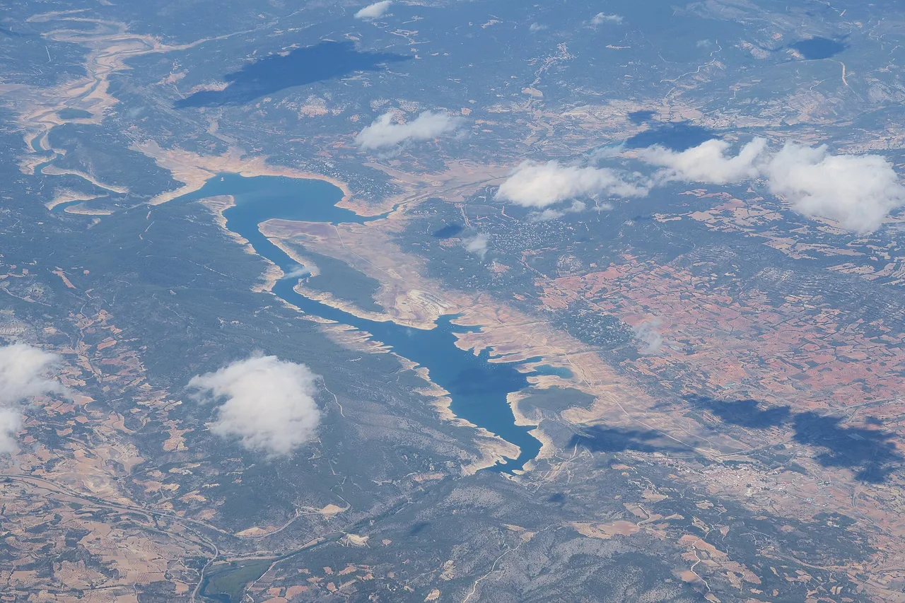 Vista aérea del embalse de Entrepeñas y sus brazos