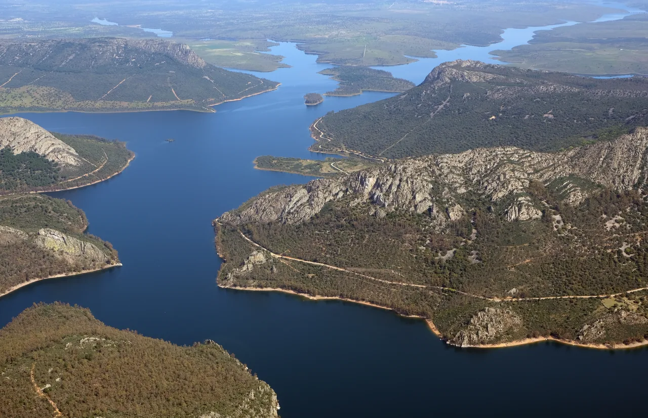 Brazos azules del embalse de García de Sola entre sierras extremeñas