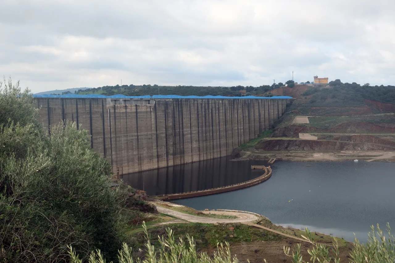 Presa y agua del embalse cordobés de La Breña II