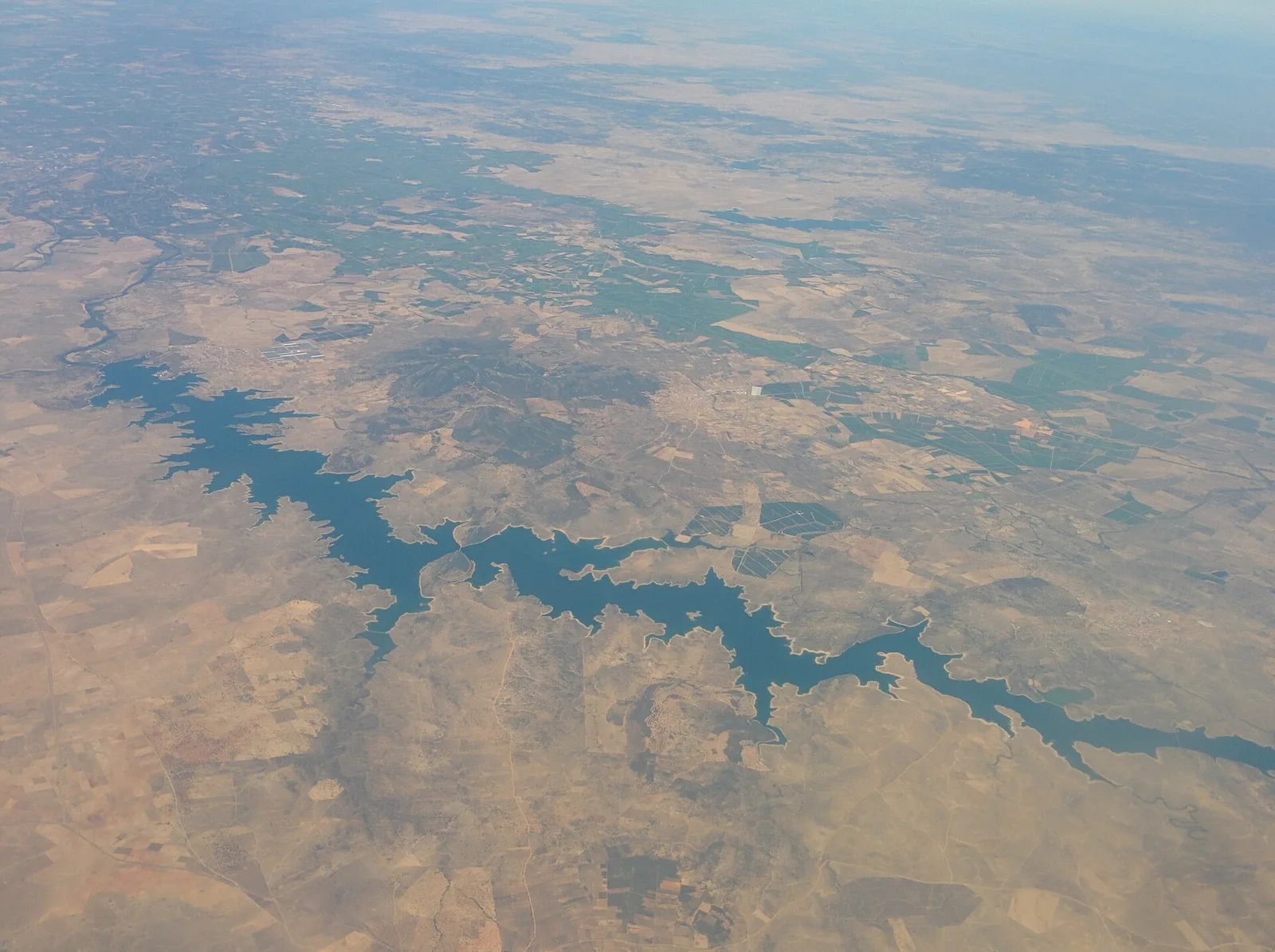 Vista aérea del embalse de Orellana y sus orillas