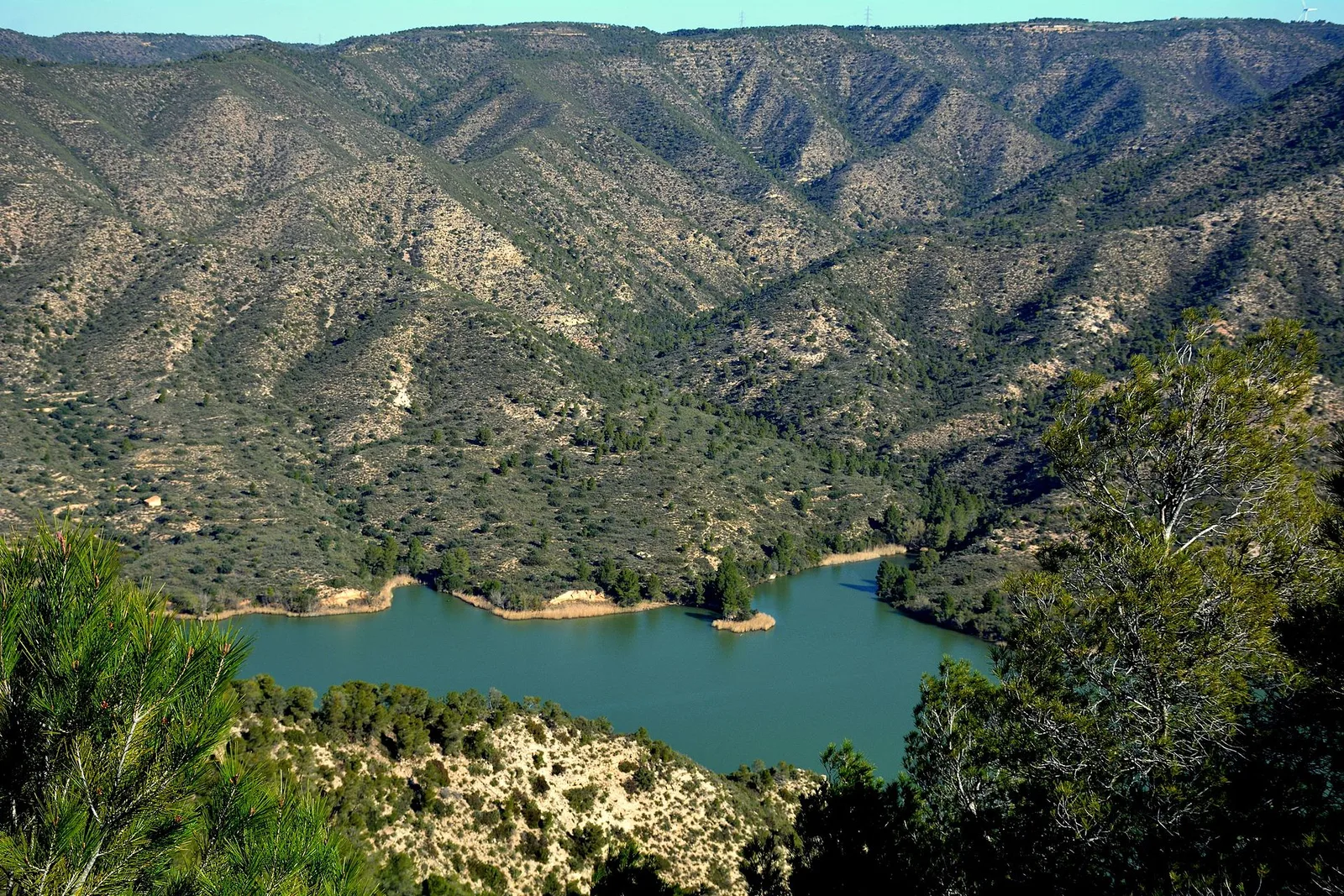 Vista del pantano de Riba-roja y sus orillas